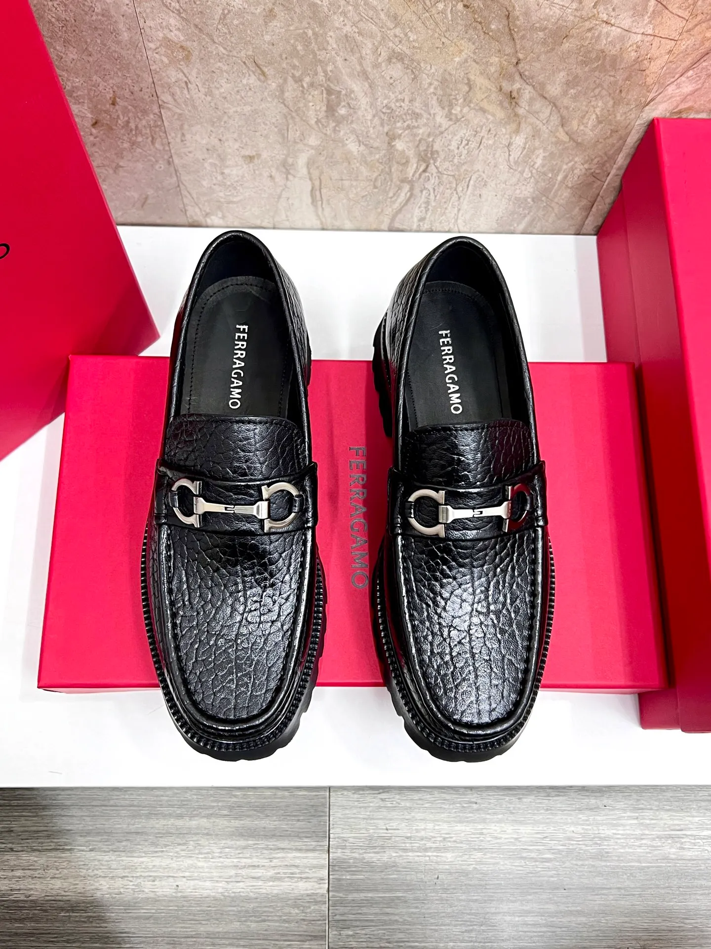 Original quality P580 Brand: Ferragamo Standard size: Men's size 38/44 (45.46 can be customized) Grade: Same style as the official website High-quality men's shoes Material: Customized first-layer calfskin with water-dyed cowhide lining Cowhide tiptoe Original non-slip and wear-resistant rubber outsole Style category: Men's formal business leather shoes are young and fashionable European and American trends British style Casual matching and comfortable feet Color: actual picture